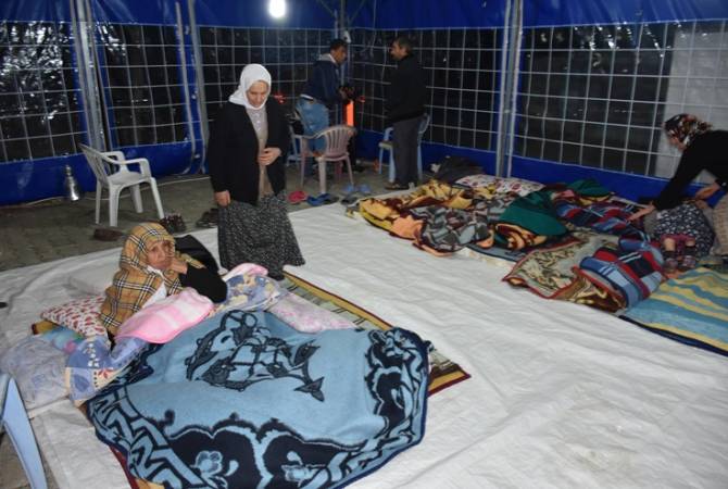 Из-за нового землетрясения в  Турции люди провели ночь под открытым небом