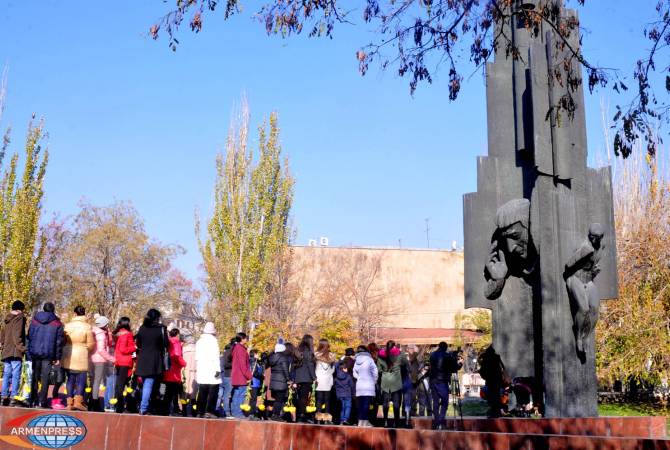 Представители интеллигенции возложили цветы к памятнику Егише Чаренцу