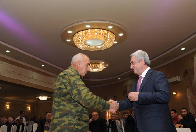 Президент Армении Серж Саргсян поощрил государственными наградами группу азатамартиков (ополченцев-добровольцев)