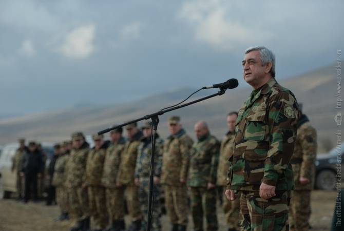 В рамках сотрудничества Президент Серж Саргсян наблюдал за военными учениями в  
Арцахе