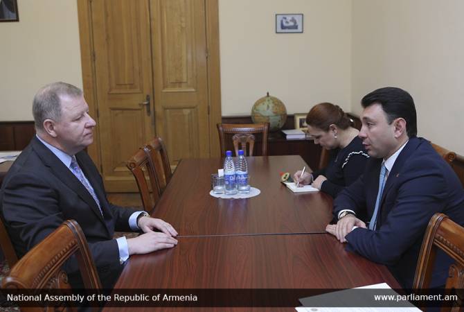 آرتساخ نالت استقلالها عن الاتحاد السوفياتي استناداً إلى نفس الأسس القانونية لأرمينيا وليتوانيا وهي 
لم تكن أبداً جزء من أذربيجان- شارمازانوف في لقاءه مع سفير ليتوانيا في أرمينيا إريكاس بيتريكاس-