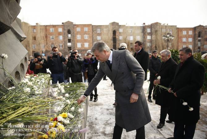 Жизнь в Гюмри принципиально изменится: премьер-министр Армении Карен Карапетян 
почтил память жертв разрушительного землетрясения