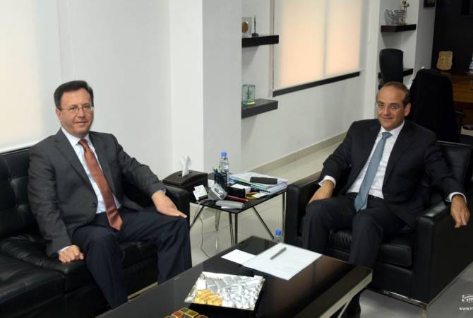 Посол Мкртчян встретился с министром экономики и торговли Ливана