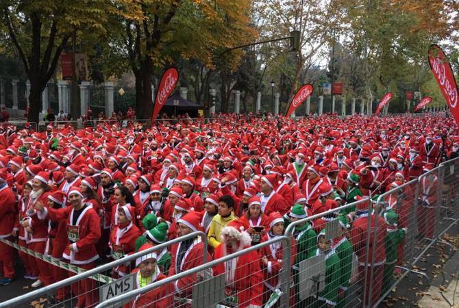 Около 7 тыс. человек в Мадриде приняли участие в забеге Санта-Клаусов