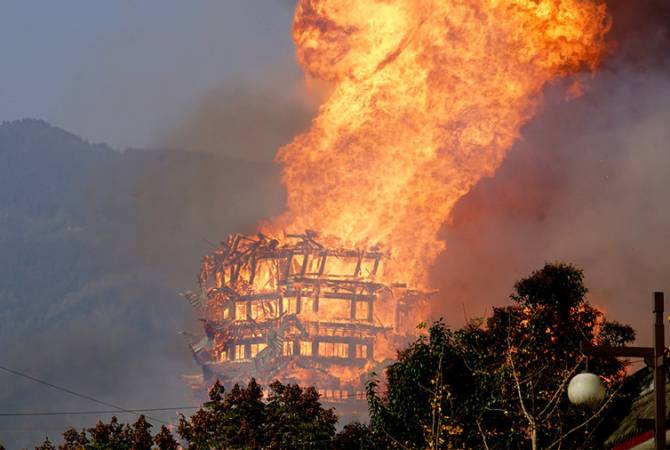 В Китае загорелась одна из самых высоких деревянных башен в мире