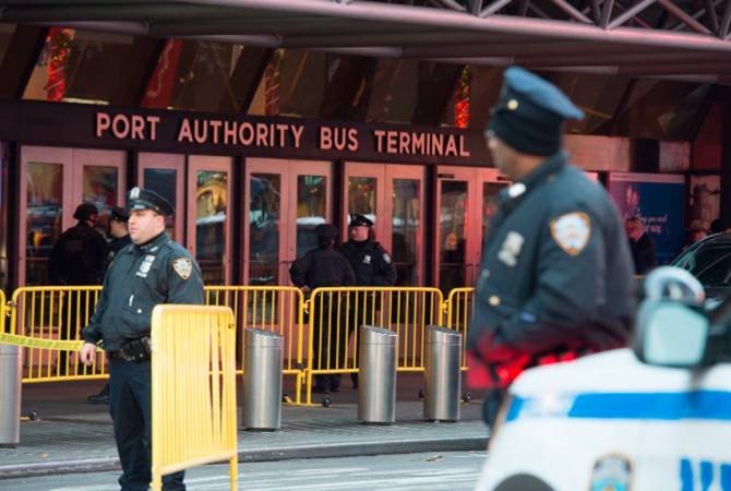 Мэр Нью-Йорка после взрыва в подземке совершил поездку на метро