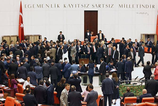 Скандал в турецком Меджлисе: депутат назвал министра «неблагодарным отступником» 