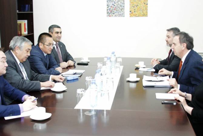 Замминистра ИД Армении принял киргизского коллегу
