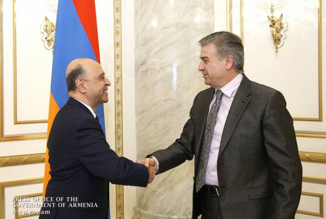 Armenian Premier discusses issues of strengthening Armenia-Diaspora ties with Rector of 
Haigazian University