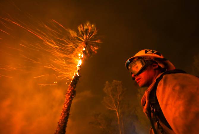 Пожарный погиб при тушении природного пожара в Калифорнии