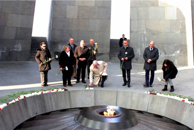Greek deputy FM visits Armenian Genocide Memorial in Yerevan