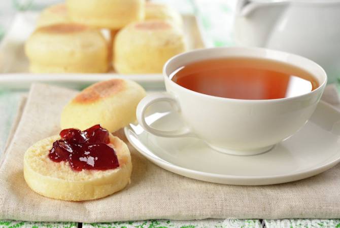 Горячий чай может защищать человека от помутнения глаз, считают медики