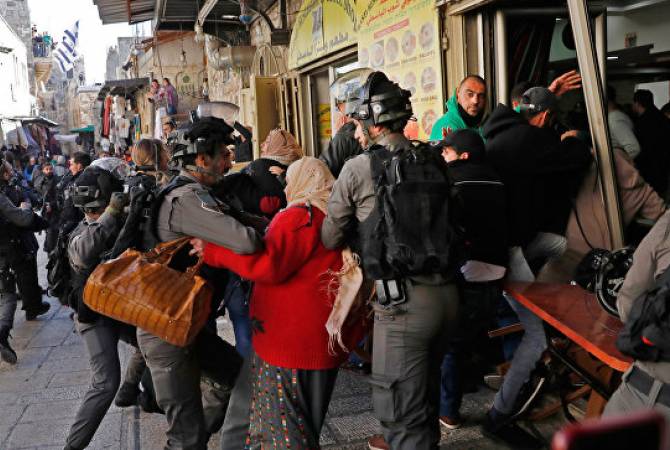 Десятки палестинцев пострадали в стычках с израильскими службами безопасности
