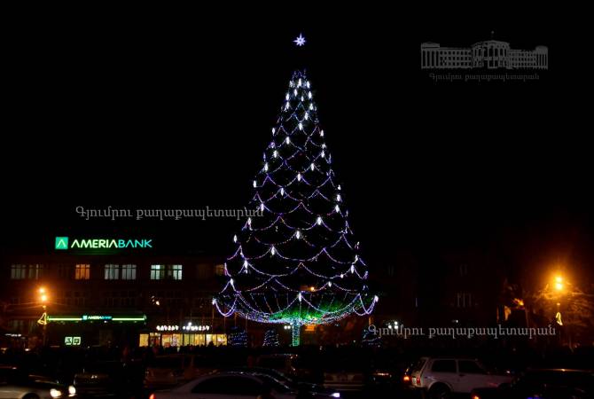 عمدة كيومري يقوم مع الأطفال بإضاءة أضواء شجرة عيد الميلاد الرئيسية في المدينة الثانية بأرمينيا -صور-
