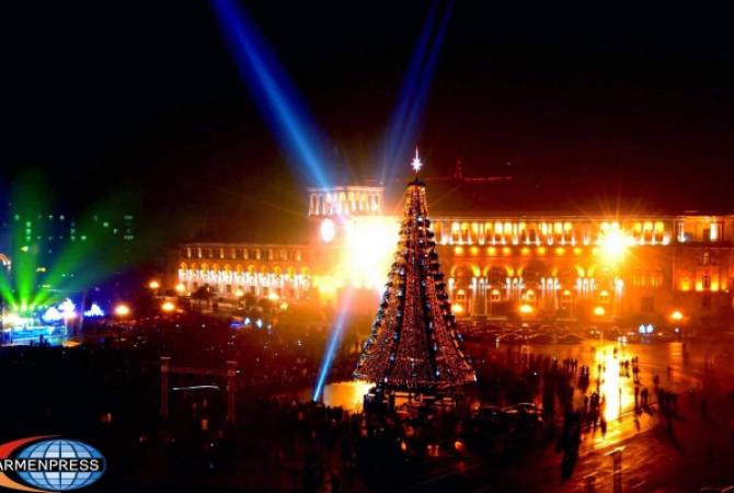إشعال أضواء شجرة عيد الميلاد الرئيسية في ساحة الجمهورية بالعاصمة يريفان