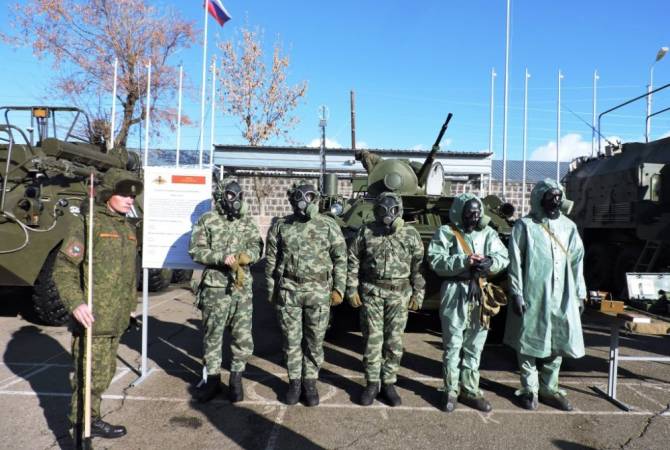  В горах Армении химики Южного военного округа проводят дезактивацию условно 
зараженной техники 