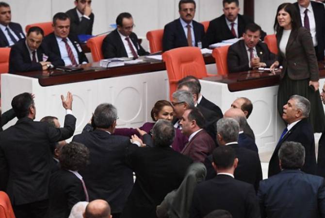 عضو في الحزب الحاكم بتركيا يحاول مهاجمة كارو بايلان أثناء جلسة للبرلمان التركي