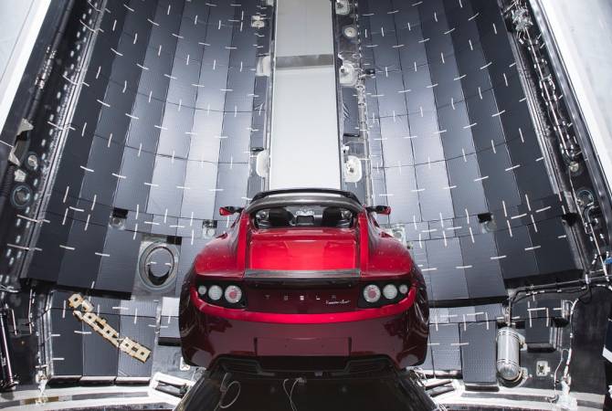 Илон Маск опубликовал фото автомобиля, который запустят к Марсу