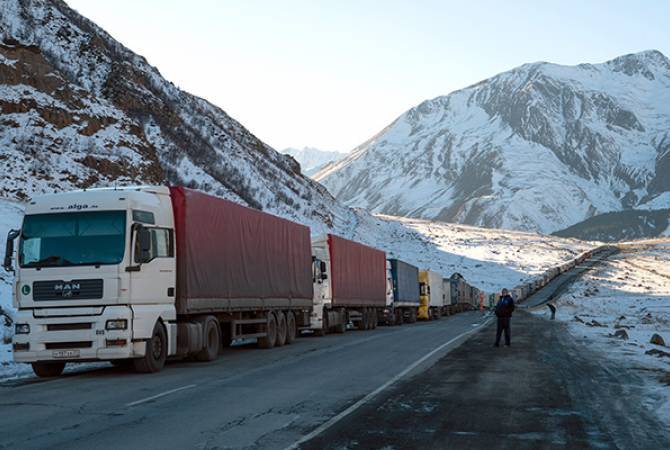  На дороге Степанцминда-Ларс с российской стороны скопилось 395 грузовых автомобилей 