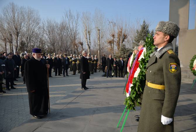 الرئيس سيرج سركيسيان يزور مع قداسة كاثوليكوس عموم الأرمن كاريكين الثاني مقبرة الشهداء- يرابيلور 
في العاصمة يريفان