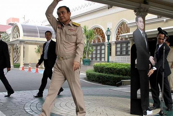 Թաիլանդի վարչապետը լրագրողներին հարկադրել Է շփվել իր ստվարաթղթե պատկերաքանդակի հետ
