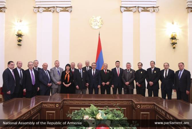 Председатель НС Армении Ара Баблоян наградил членов футбольной команды 
«Арарат-73»
