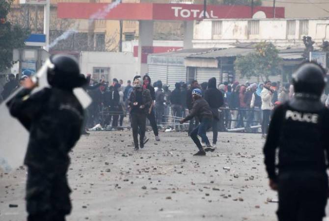 В Тунисе арестовали почти 800 участников протестов