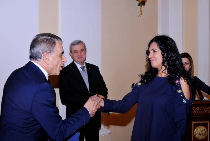 رئيسة تحرير وكالة أرمنبريس للأنباء السيدة نارينه نازاريان تحصل على شهادة تقدير من رئيس برلمان 
أرمينيا آرا بابلويان 