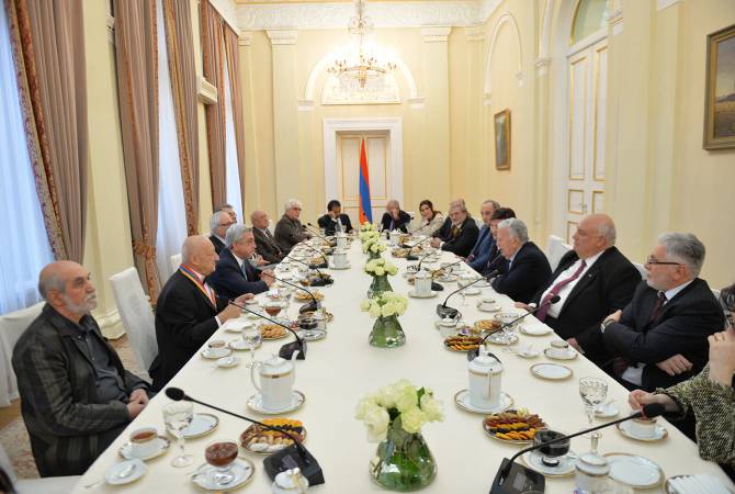 الرئيس سيرج سركيسيان يجتمع مع مجموعة من المفكرين ويعرض رؤيته حول الرئيس المقبل لأرمينيا 
ويناقش معهم قضايا تهم البلاد 