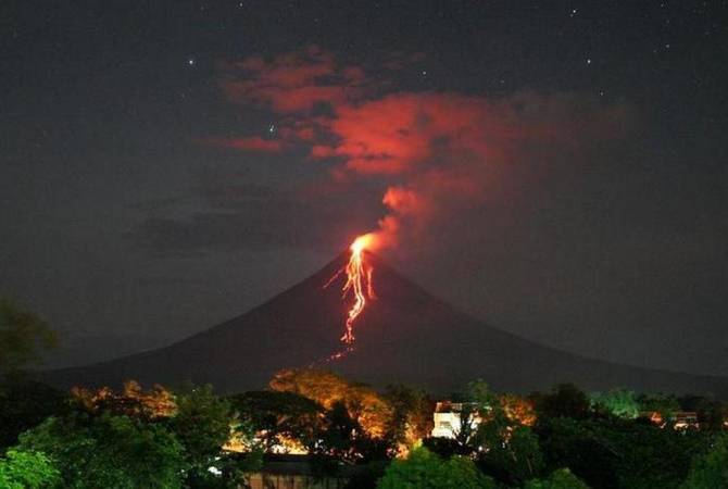 Mayon volcano erupts in Philippines 