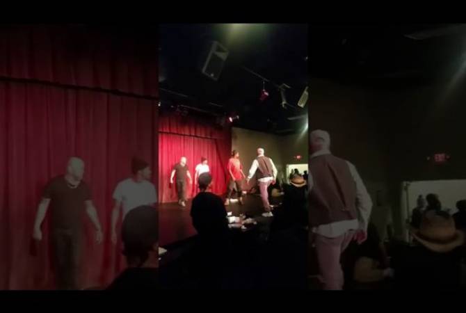 В США комика пытались избить микрофонной стойкой во время шоу