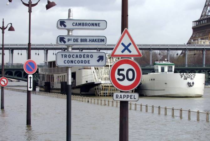 В Париже из-за выхода из берегов Сены закрыли несколько железнодорожных станций