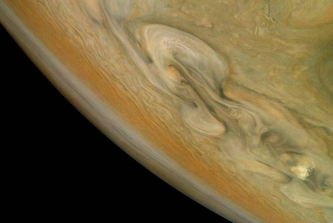 NASA опубликовало фотографии бури, бушующей в атмосфере Юпитера