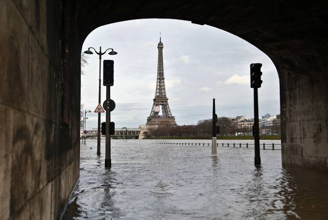 Уровень Сены в черте Парижа начал постепенно снижаться