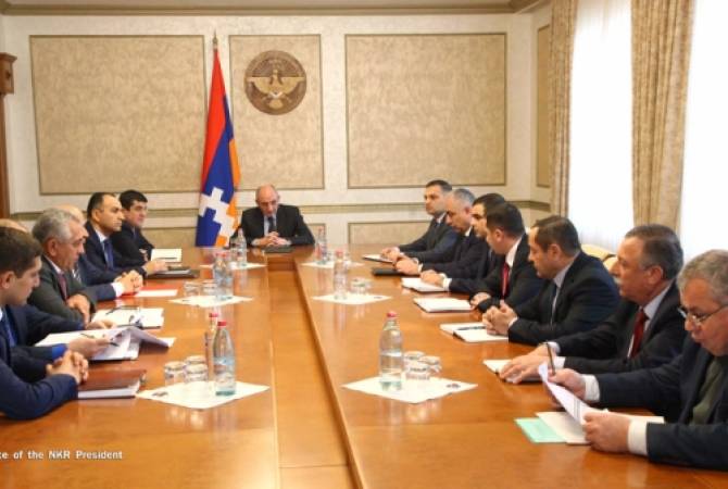 Президент Республики Арцах провел совещание с участием руководителей 
райадминистраций и мэра Степанакерта