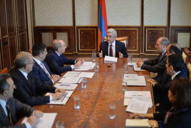 ՀՀ Նախագահը խորհրդակցություն է անցկացրել հանրային ծառայությունները 
կարգավորող հանձնաժողովի անդամների հետ