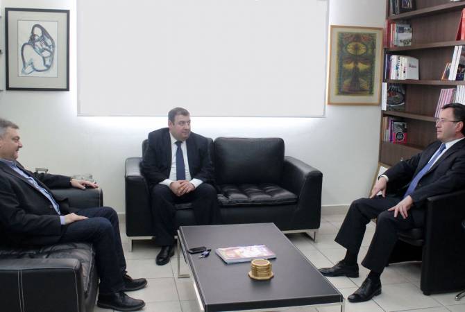 Armenia’s Ambassador, ARMENPRESS boss visit Beirut-based Aztag Daily HQ 
