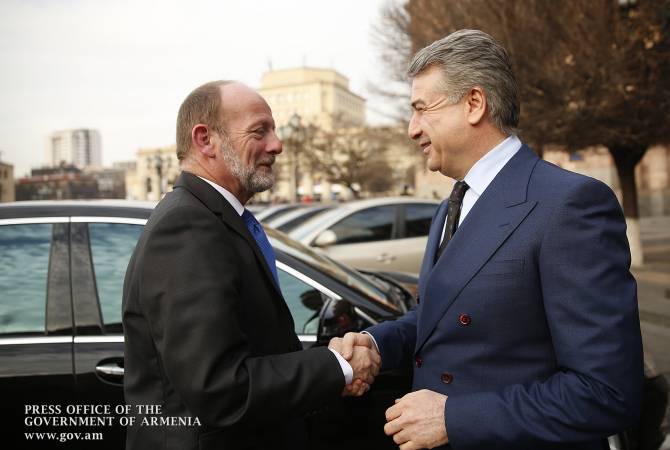 أرمينيا يمكن أن تكون ذات أهمية كبيرة لرجال الأعمال السويسريين بفضل جاذبيتها- رئيس البرلمان 
السويسري دومينيك دو بومان في لقاءه مع رئيس الوزراء كارن كارابيتيان-