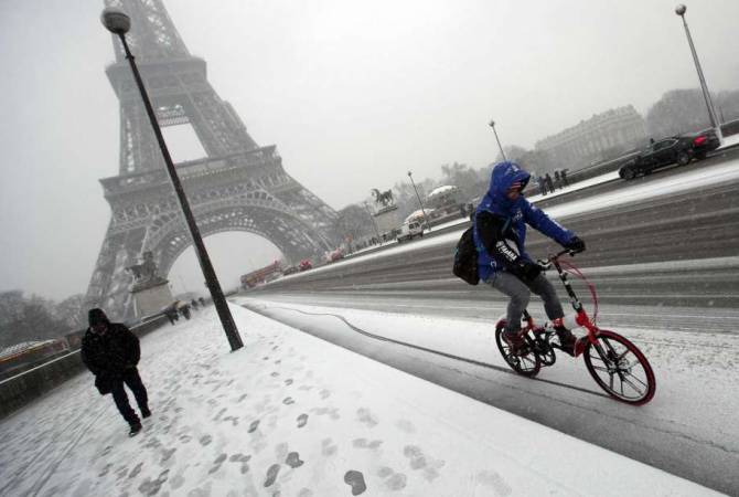 Снегопад в Париже привел к перебоям в работе метро