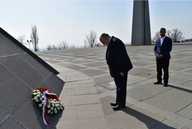 السفبر المعين حديثاً لبولندا في أرمينيا باو سيبلاك يزور النصب التذكاري للإبادة الأرمنية- تسيتسرناكابيرد  
بيريفان -صور-