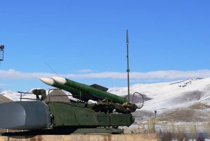 Младшие специалисты зенитно-ракетных подразделений российской военной базы в 
Армении готовятся заступить на боевое дежурство 