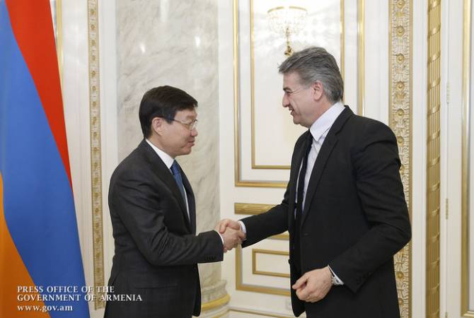 Премьер-министр Армении Карен Карапетян принял посла Казахстана Тимура Уразаева 
