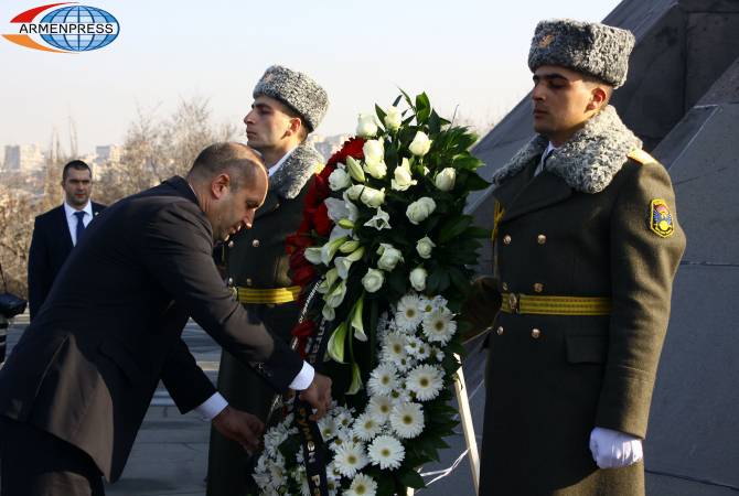 Bulgarian President pays tribute to memory of Armenian Genocide victims in Tsitsernakaberd 
Memorial