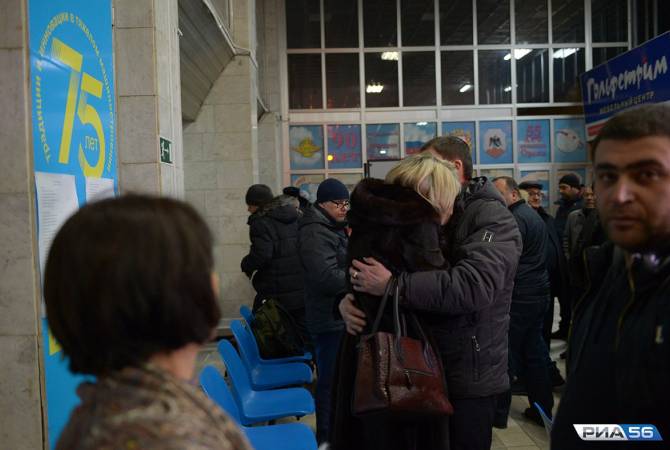Крушение Ан-148: родственники погибших в аэропорту Орска