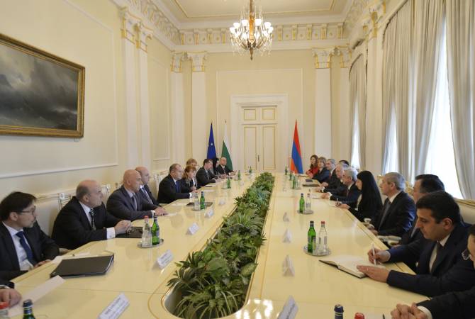 اجتماع موسع في القصر الرئاسي بيريفان بين وفد الرئيس البلغاري والوفد الأرميني والتوقيع على عدد من 
الاتفاقات بين البلدين -فيديو-
