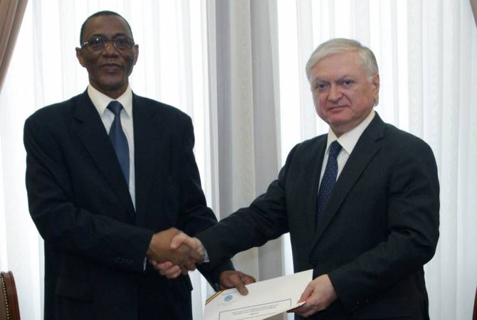 Newly appointed Ambassador of Mali hands copies of credentials to Armenian FM