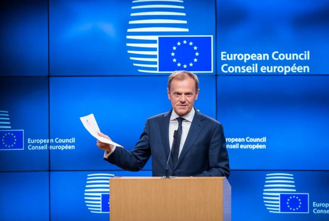 Туск призвал страны Евросоюза урегулировать вопрос с расселением беженцев
