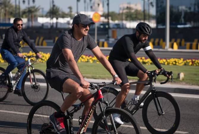 Эмир Катара принял участие в велопробеге по Дохе по случаю дня спорта