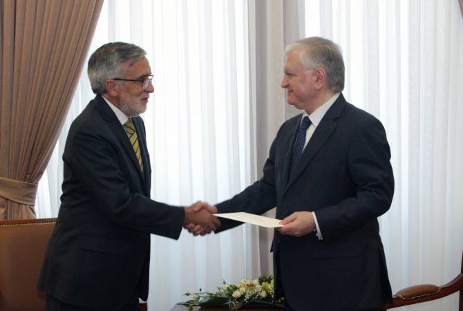 Новоназначенный посол Чили вручил копии своих верительных грамот министру 
иностранных дел Армении
