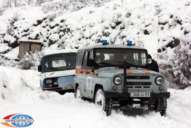 Спасатели разблокировали 2 автомобиля, застрявших в снегу на дороге Арташаван-
Амберд
